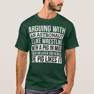 Astronautin, wie mit einem Schwein im Schlamm zu s T-Shirt