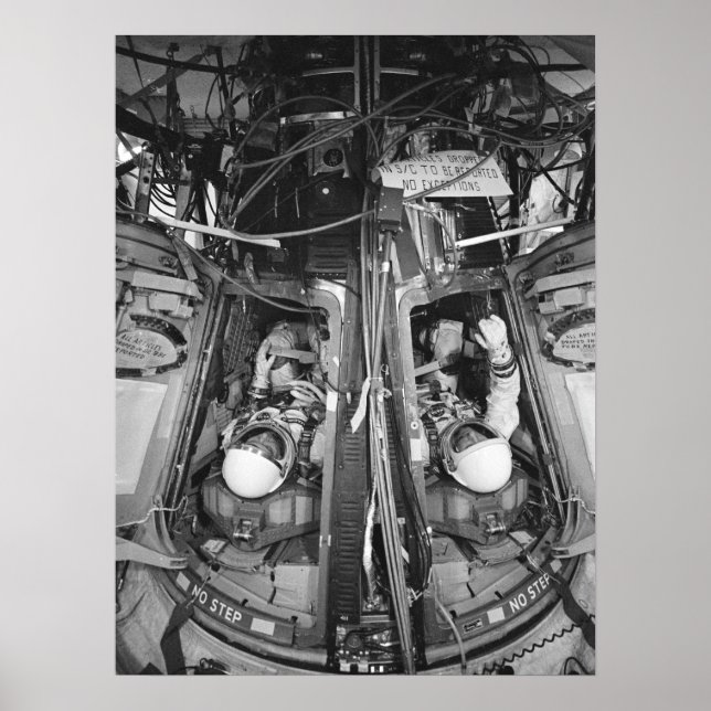Astronauts inserted into Gemini 6A spacecraft Poster (Vorne)