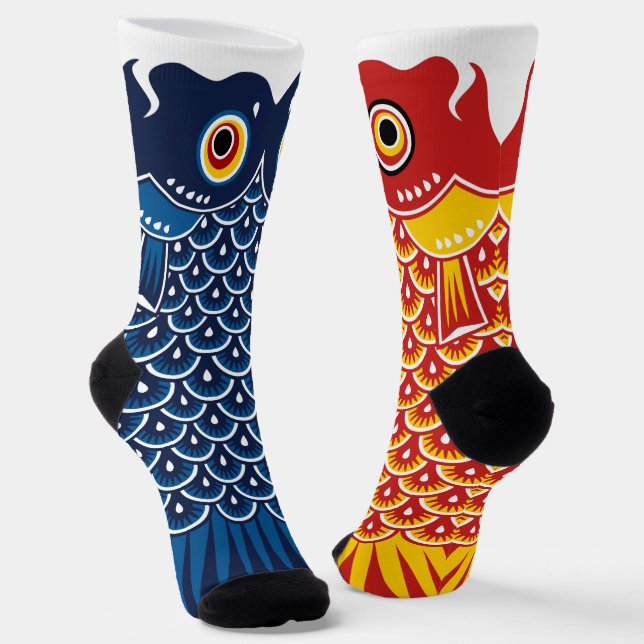Asymmetrische blaue und rote Koinobori-Karpfen Socken (Gewinkelt)