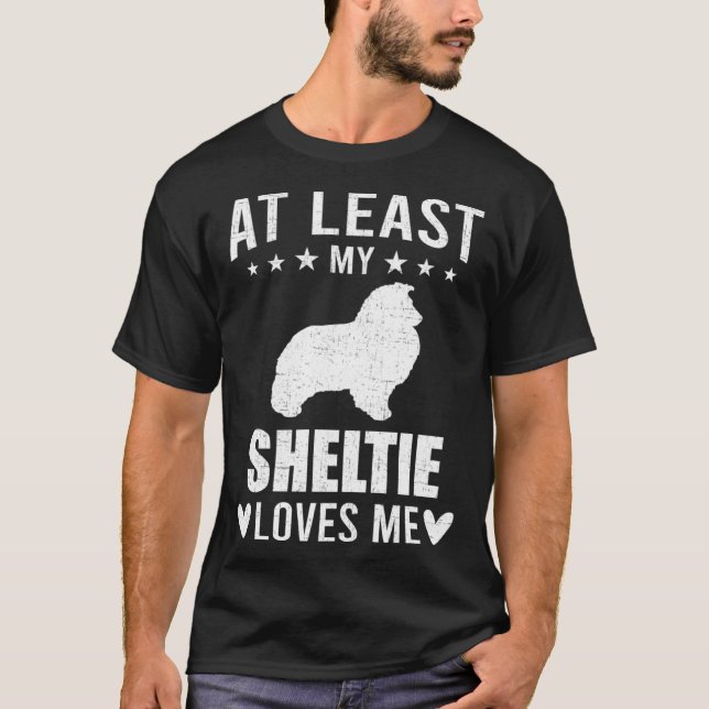 At Least My Sheltie Loves Me Dog T-Shirt (Vorderseite)