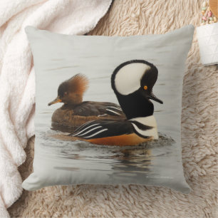 Atemberaubend gehobene Merganser-Enten im Winter-T Kissen