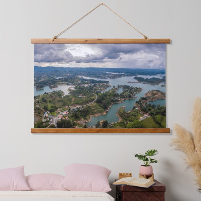 Atemberaubende Aussicht auf Guatape Antioquia Wolk Wandteppich Mit Holzrahmen (Schlafzimmer)