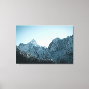 Atemberaubende Berge und Fichtenwälder Leinwanddruck