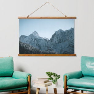 Atemberaubende Berge und Fichtenwälder Wandteppich Mit Holzrahmen