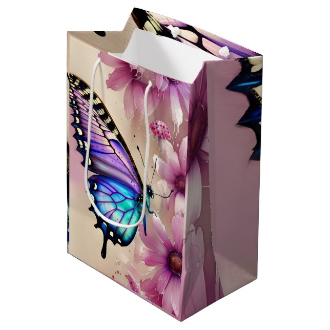 Atemberaubende blaue Schmetterlinge und rosa Blume Mittlere Geschenktüte (Vorderseite Schrägansicht)