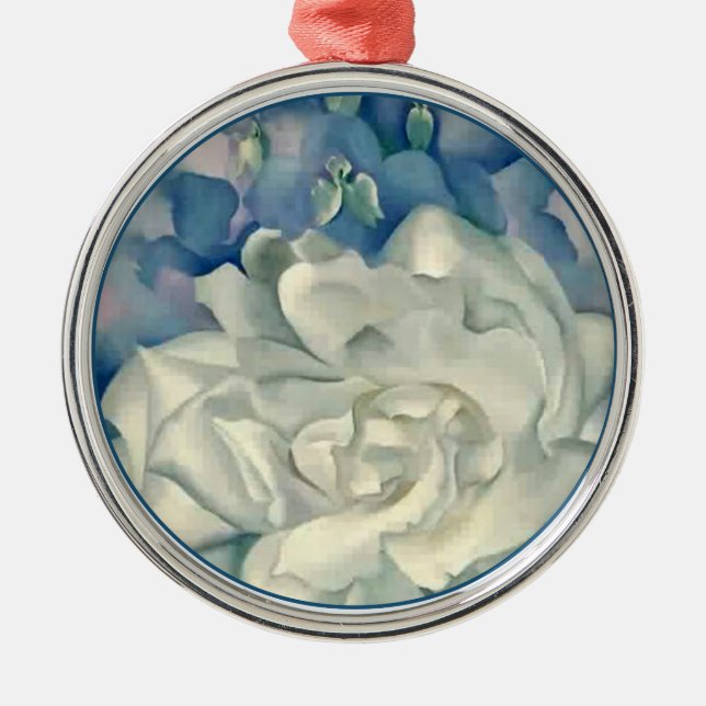 Atemberaubende Georgia O'Keefe weiße Rose und Silbernes Ornament (Vorne)