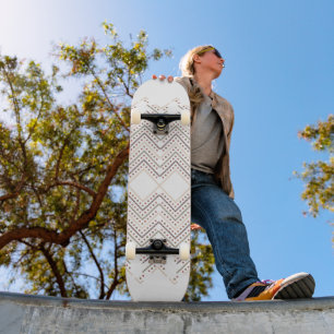 Atemberaubende rote Punkte auf weißem Hintergrund Skateboard