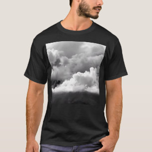 Atemberaubende schwarz-weiße massive Wolken über T-Shirt