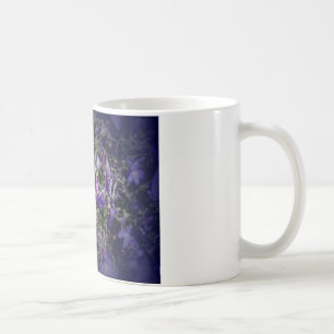 Atemberaubender Gelber Schmetterling auf Lavendel. Kaffeetasse