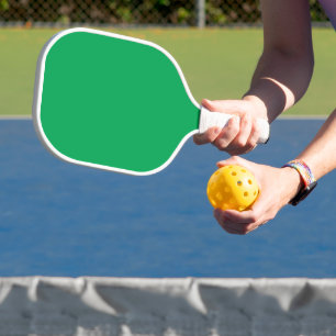 Atemberaubender grüner Hintergrund mit weißem Gren Pickleball Schläger