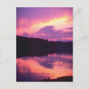 Atemberaubender, lila Sonnenaufgang, reflektiert i Postkarte