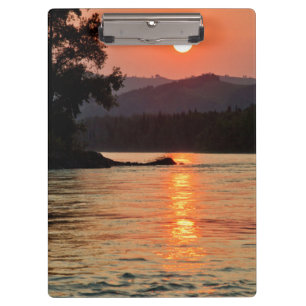 Atemberaubender Sonnenaufgang über dem Foto des Fl Klemmbrett