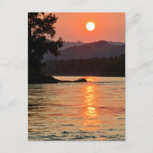 Atemberaubender Sonnenaufgang über dem Foto des Fl Postkarte