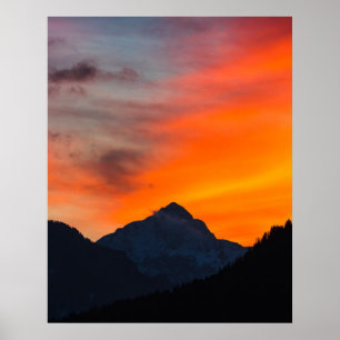 Atemberaubender Sonnenuntergang hinter dem Berg Poster