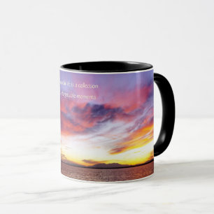 Atemberaubender Sonnenuntergang über dem Meer, per Tasse