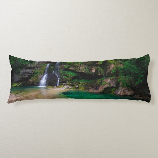 Atemberaubender Wasserfall Virje, Slowenien Poster Seitenschläferkissen (Vorderseite)