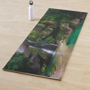 Atemberaubender Wasserfall Virje, Slowenien Poster Yogamatte