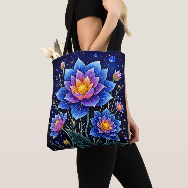 Atemberaubendes Design kosmischer Blumenträume Tasche (Von Nahem)