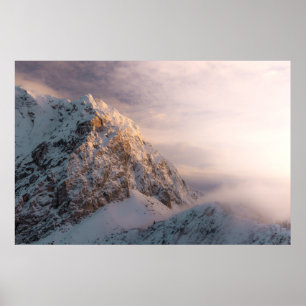 Atemberaubendes Licht und Nebel auf den Bergen Poster