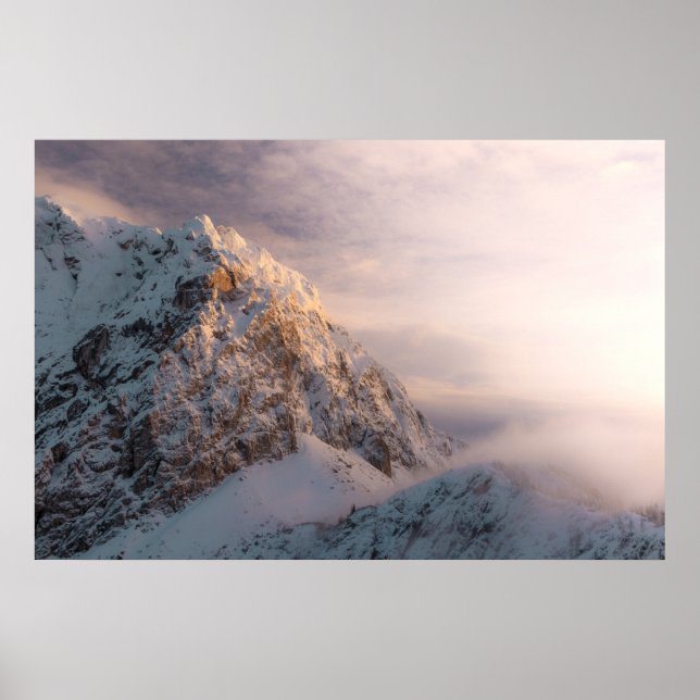 Atemberaubendes Licht und Nebel auf den Bergen Poster (Vorne)