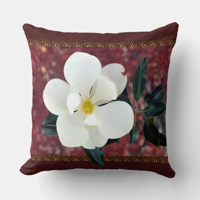 Atemberaubendes Magnolia-Kissen mit Burgundy-Akzen Kissen (Vorderseite)