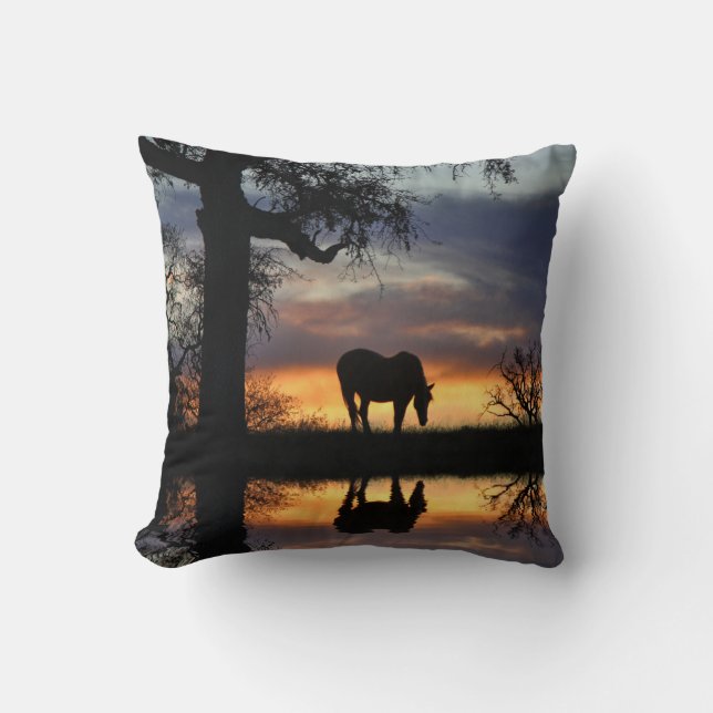 Atemberaubendes Pferd, das sich im Sonnenuntergang Kissen (Vorderseite)