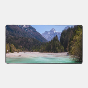 Atemberaubendes türkisfarbenes Wasser in Kranjska  Schreibtischunterlage