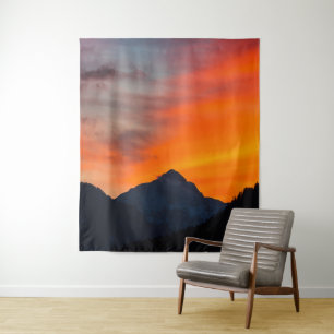 Atemberbender lebendiger Sonnenuntergang hinter de Wandteppich