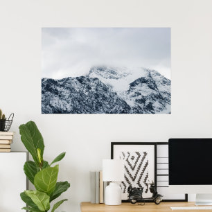 Atembergebende schneebedeckte Berge bedeckt von Wo Poster