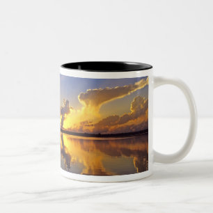 Atemberkender Sonnenuntergang über dem Little Mudd Zweifarbige Tasse