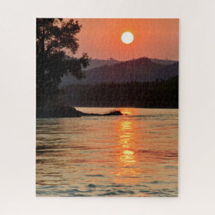 Atemberregender Sonnenaufgang über dem Katun-Fluss