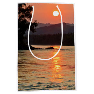 Atemberregender Sonnenaufgang über dem Katun-Fluss Mittlere Geschenktüte
