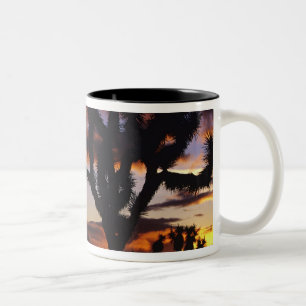 Atemosphärischer Sonnenaufgang im Joshua Tree Nati Zweifarbige Tasse
