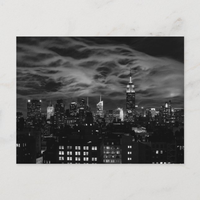 Ätherische Wolken: NYC Skyline, ESB BW Postkarte (Vorderseite)