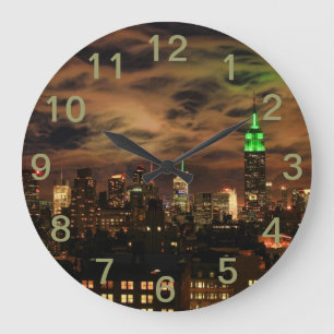 Ätherische Wolken: NYC Skyline, ESB Große Wanduhr