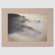 Ätherisches misty bewaldetes Berggewebpapier