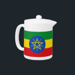 Äthiopisches Flaggenteapot<br><div class="desc">Dieser Teekessel aus Äthiopien verbindet Funktionalität mit Nationalstolz und bietet eine wunderschöne Möglichkeit, Ihren Lieblings-Tee zu servieren und gleichzeitig die lebhaften Farben und Symbolik der äthiopischen Flagge zu feiern. Die Teekanne ist in den Farben Grün, Gelb und Rot, Blau und Sterne gehalten und stellt eine bemerkenswerte Ergänzung zu Ihrer Küchenartikelkollektion...</div>