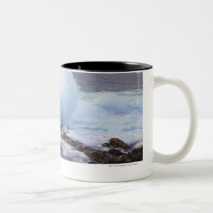 Atlantik-Welle, die in Maines Küste zusammenstö Zweifarbige Tasse