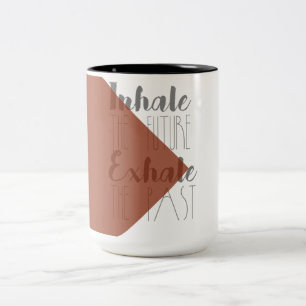 Atme die Zukunft ein, atme die Vergangenheit aus Zweifarbige Tasse