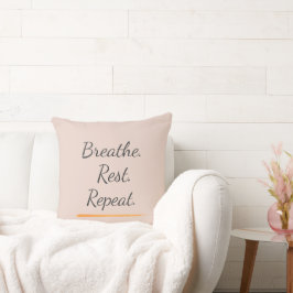 Atme. Ruhe. Wiederhole. Elegante rosafarbene Typog Kissen