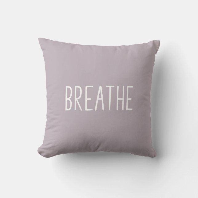 atmen | Einfaches Motivierend Zitat Boho Lilac Kissen (Vorderseite)