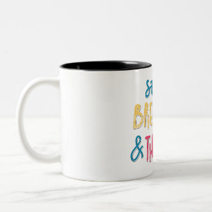 Atmen Sie aus und denken Sie an motivierend Design Zweifarbige Tasse
