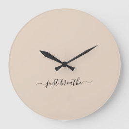 Atmen Sie einfach beige schwarze, elegante Skripty Große Wanduhr