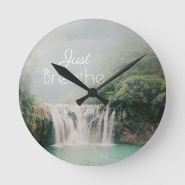 Atmen Sie einfach das beruhigende Zitat mit Wasser Runde Wanduhr