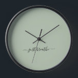 Atmen Sie einfach grüne, elegante Skriptyoga Uhr<br><div class="desc">Moderne Yoga-Uhr mit schick grünem Hintergrund und eleganter Hand,  schwarz geschrieben mit dem Zitat "einfach atmen".</div>