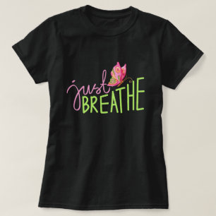 Atmen Sie einfach mit rosa und grünem Schmetterlin T-Shirt