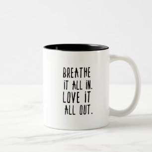 Atmen Sie es herein. Liebe es heraus Zweifarbige Tasse