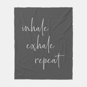 Atmen Sie Exhale Inspiration Zitat Minimalistisch Fleecedecke