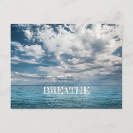 Atmen Sie mit Wolken auf dem Türkismeer Postkarte