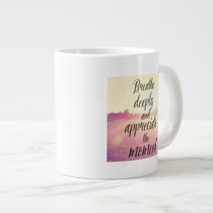 Atmen Sie tief und schätzen Sie den Moment Jumbo-Tasse
